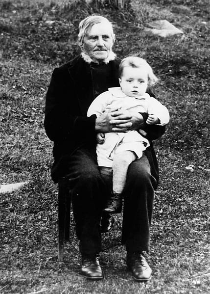 Min farfarsfar Lars Persson med sonsonen Lars Malting, f. Olsson. (ca 1910)